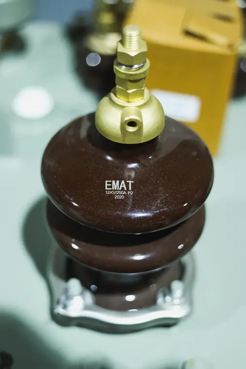 Provodni izolator sa oznakom EMAT